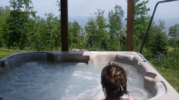 Outdoor spa tub