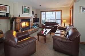 Ferienhaus, 3 Schlafzimmer, Flussblick | Wohnzimmer | Flachbildfernseher, DVD-Player