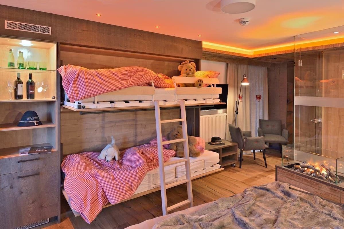 Luxe beddengoed, een kluis op de kamer, een bureau, geluiddichte muren
