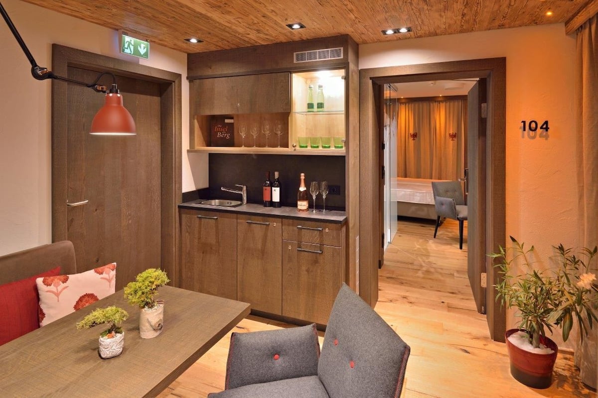 Familie suite, 2 slaapkamers, balkon, uitzicht op bergen | Luxe beddengoed, een kluis op de kamer, een bureau, geluiddichte muren