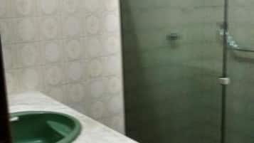 Quadrupla Comfort, 2 letti matrimoniali, balcone | Bagno | Asciugacapelli, asciugamani