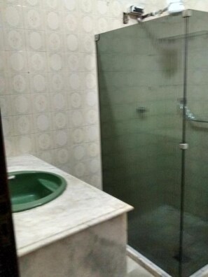 Comfort Quadruple Room, 2 Double Beds, Balcony | Bathroom | Hair dryer, towels - Pousada Biribiri (Salvador)