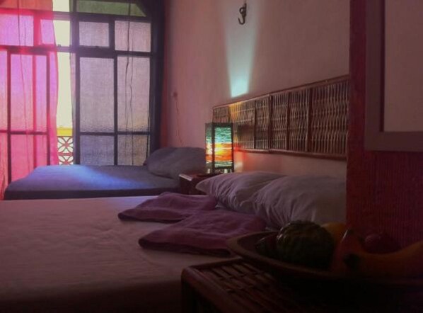 Ropa de cama de alta calidad y tabla de planchar con plancha 