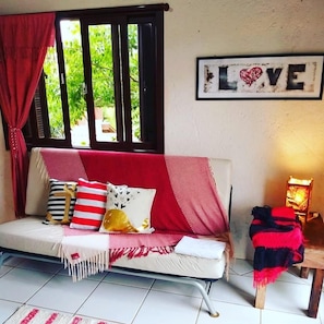 Superior Apartment (Com Ar Cond/With Air Cond) | Living area | 32-inch TV with digital channels, Netflix - Pousada Vistacalma (Imbituba)
