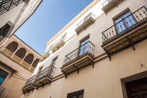 Front of property - Guzman El Bueno Suites (Seville)