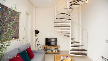 Penthouse Deluxe, 2 chambres, terrasse, vue ville | Coin séjour | Télévision à écran plat