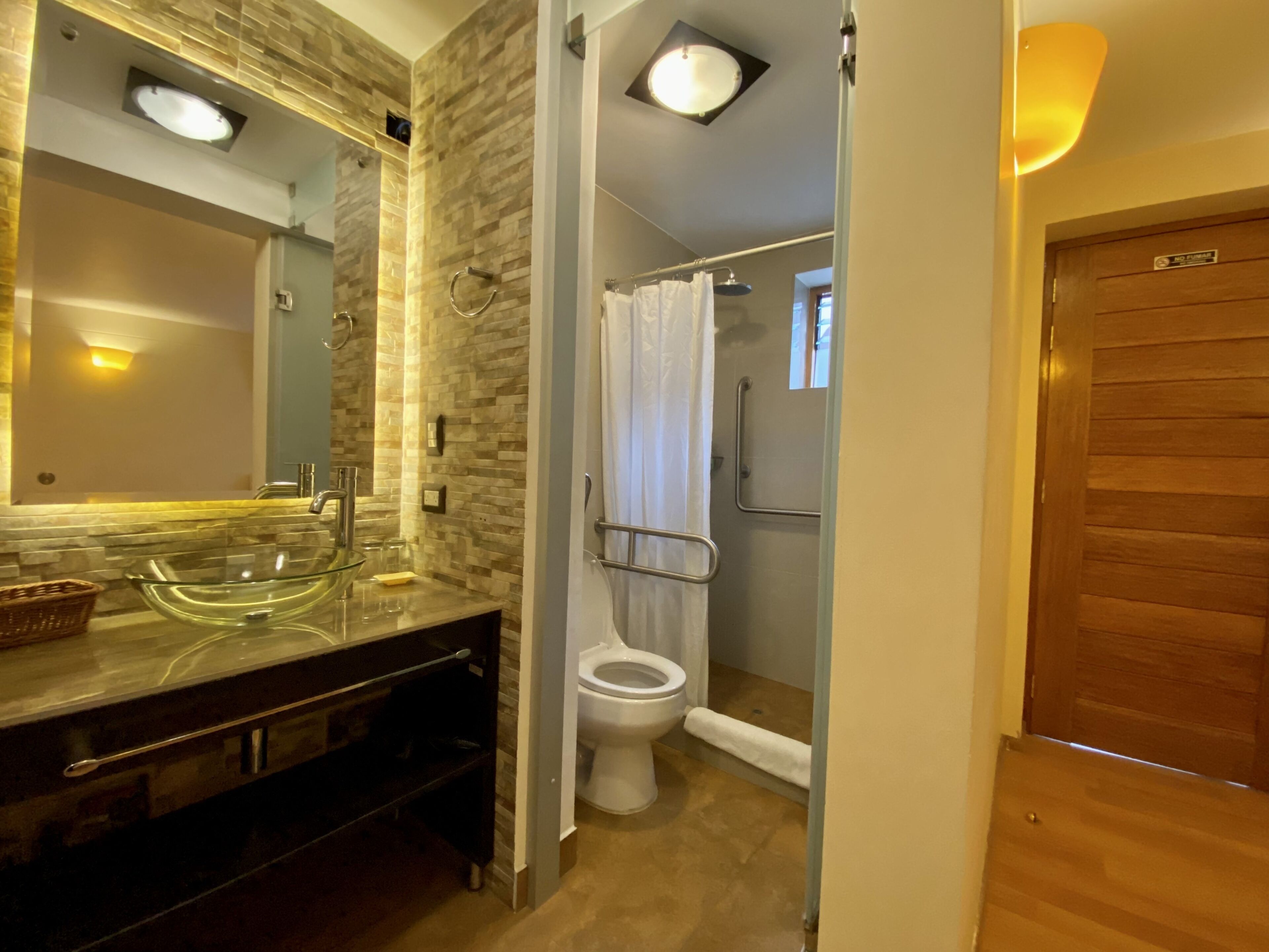 standard double room, 2 single beds | bathroom | shower, free toiletries, hair dryer, bidet