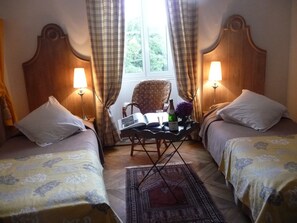 Comfort Twin Room, Park View | Meja, seterika/papan seterika, katil bayi/kot (surcaj)
