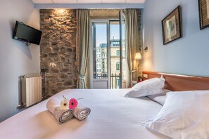 Double Room, Private Bathroom | Premium bedding, minibar, in-room safe, blackout curtains - Pensión Ab Domini (San Sebastián)