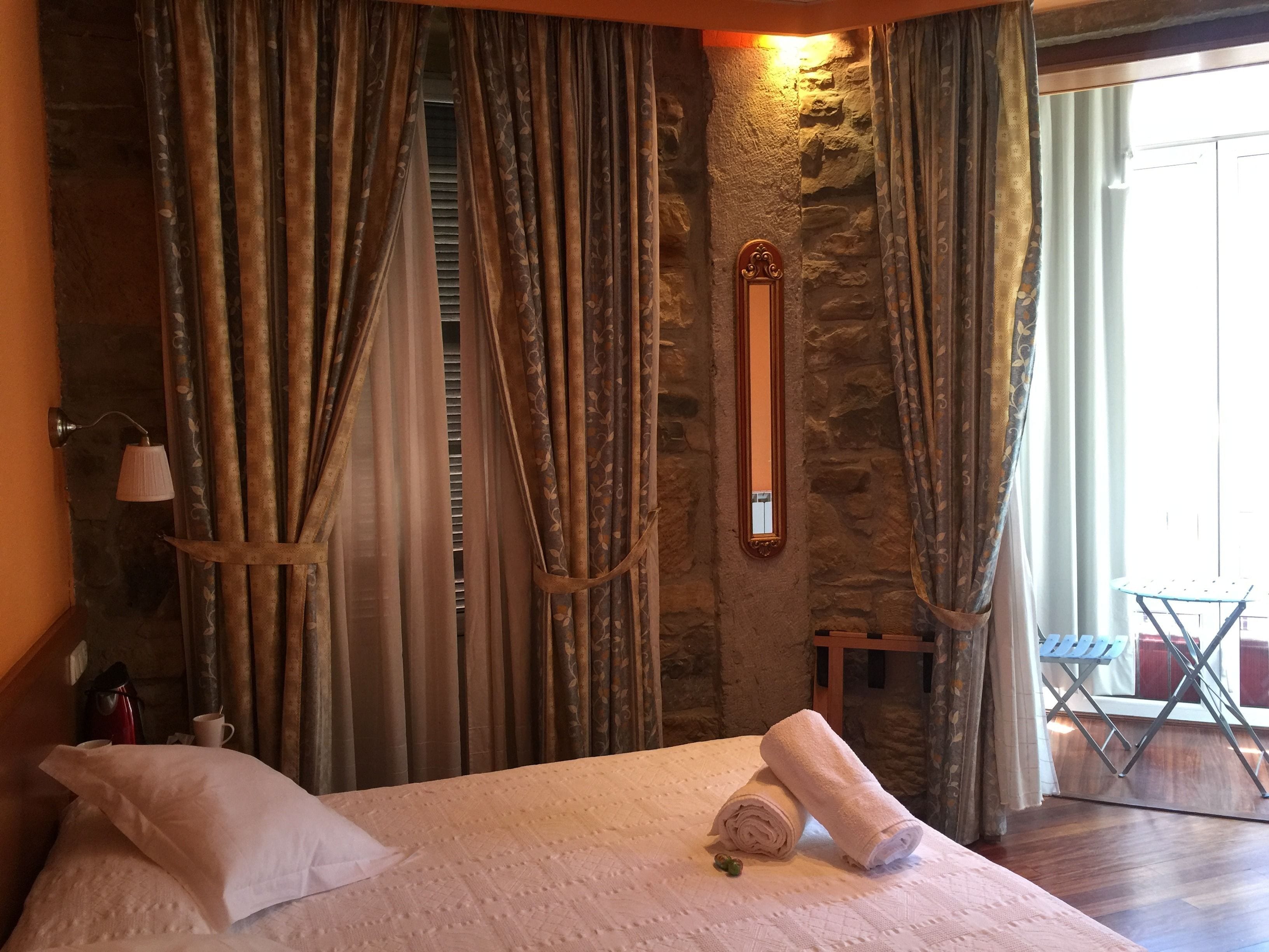 Tweepersoonskamer, privébadkamer | Luxe beddengoed, een minibar, een kluis op de kamer