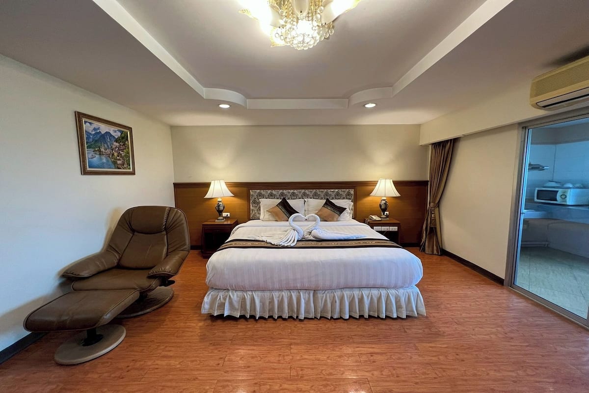 Deluxe Double Room | مكتب وستائر تعتيم وسرير سفر وواي فاي مجانًا
