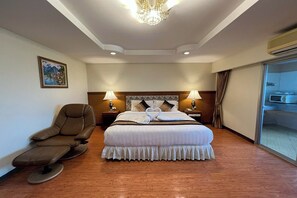 Deluxe Double Room | Schreibtisch, Verdunkelungsvorhänge, Reisekinderbett, kostenloses WLAN