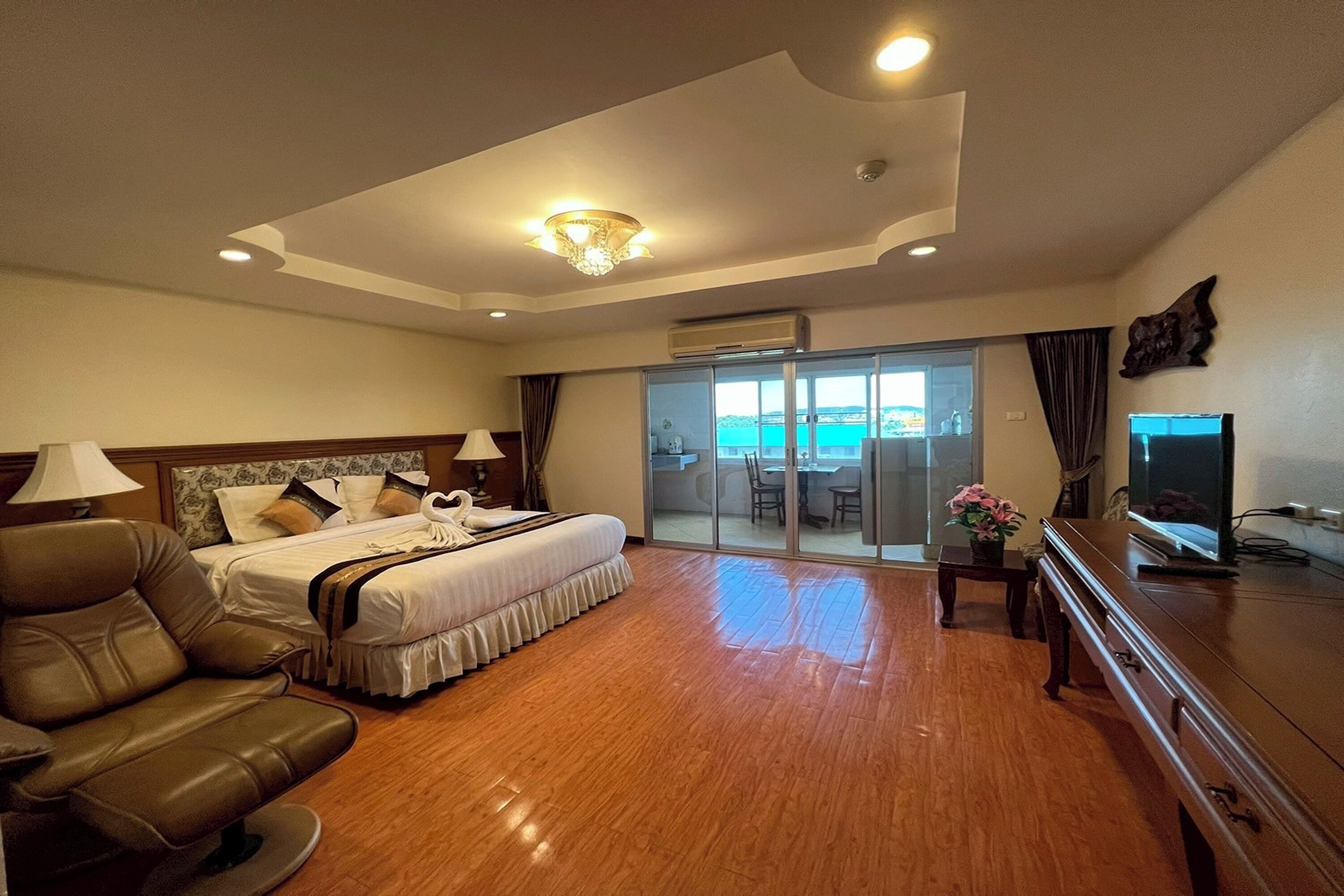 Deluxe Double Room | Desk, blackout drapes, travel crib, free WiFi