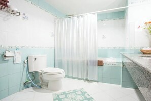 Combinació de dutxa i banyera i banyera profunda