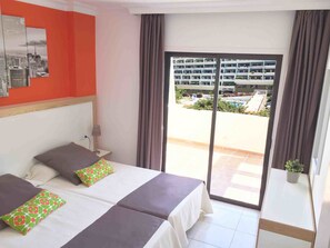 Apartamento, 1 habitación, vista a la calle | 1 dormitorio, caja fuerte, cortinas opacas