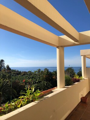 Leilighet, 1 soverom, delvis havutsikt | 1 soverom, safe på rommet, blendingsgardiner og strykejern/-brett