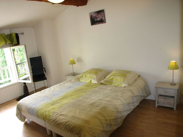 House | Desk, iron/ironing board, free cots/infant beds, free WiFi