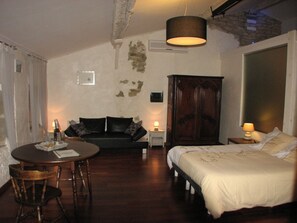 Suite | Desk, iron/ironing board, free cots/infant beds, free WiFi