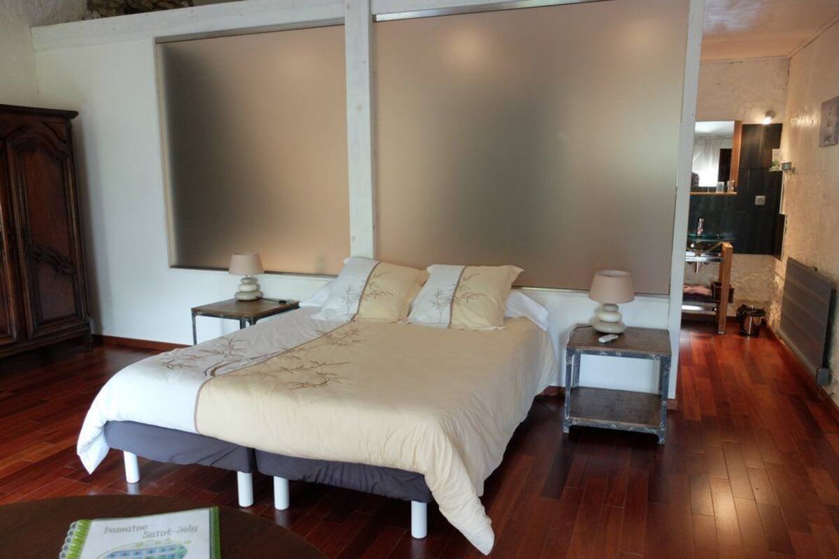 Suite | Desk, iron/ironing board, free cots/infant beds, free WiFi