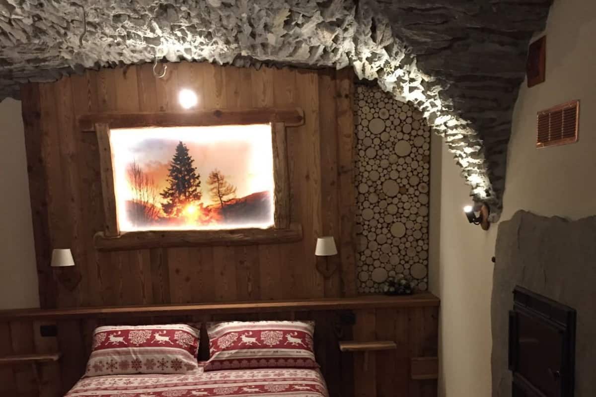 Romantische suite, 1 tweepersoonsbed, niet-roken, privébadkamer | Luxe beddengoed, donzen dekbedden, een kluis op de kamer, een bureau
