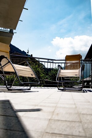 Two lounge chairs on a balcony with a clear view of the sky and distant mountains. - Le Petit Fenestrelle (Fenestrelle)