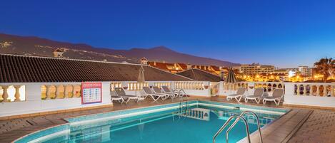 Voorkant accommodatie - avond/nacht