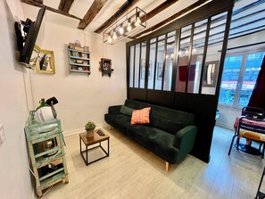 Studio Ville | Coin séjour | TV connectée de 41 pouces avec chaînes par câble