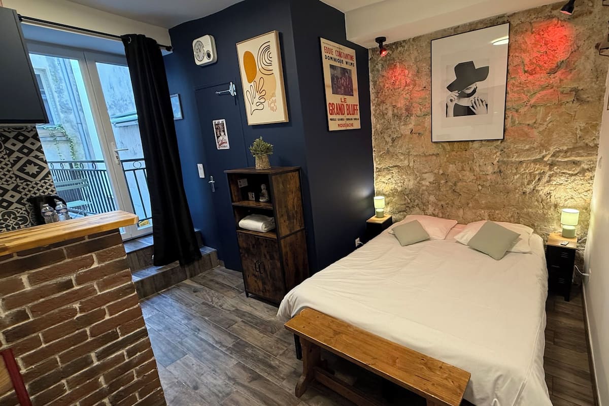 City Studio | WiFi (free), individually decorated, individually furnished, bed sheets