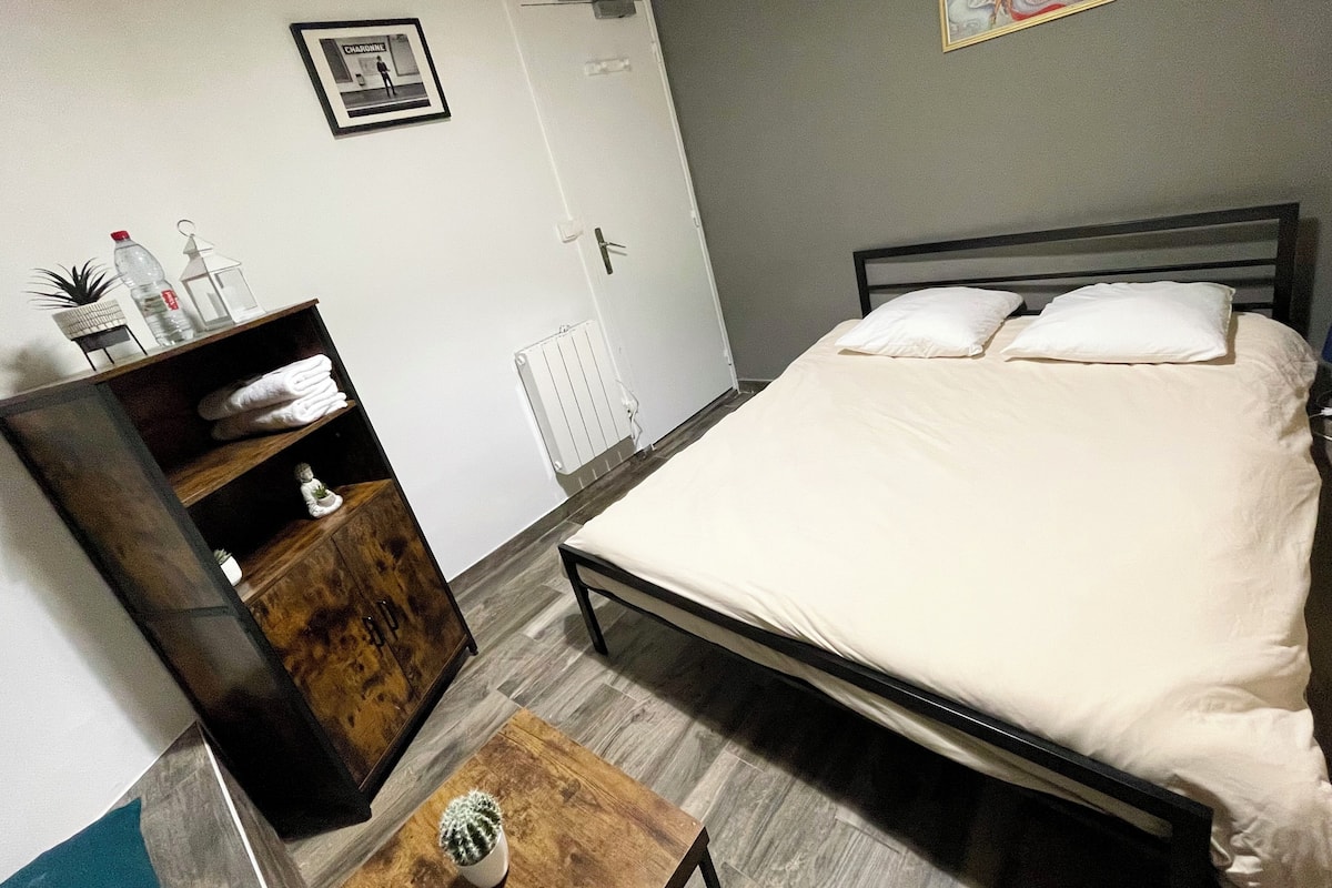 Double Room, Shared Bathroom | WiFi (free), individually decorated, individually furnished, bed sheets