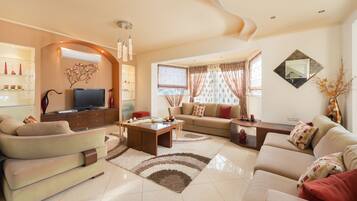 Vila | Area keluarga | Televisi layar datar 40-inci dengan saluran TV satelit dan TV