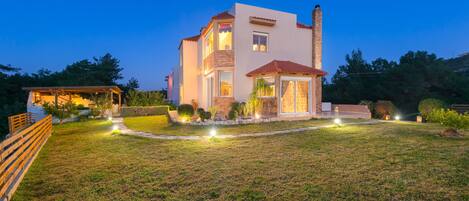 숙박 시설 정면 - 저녁/밤