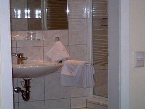 Shower, free toiletries, towels