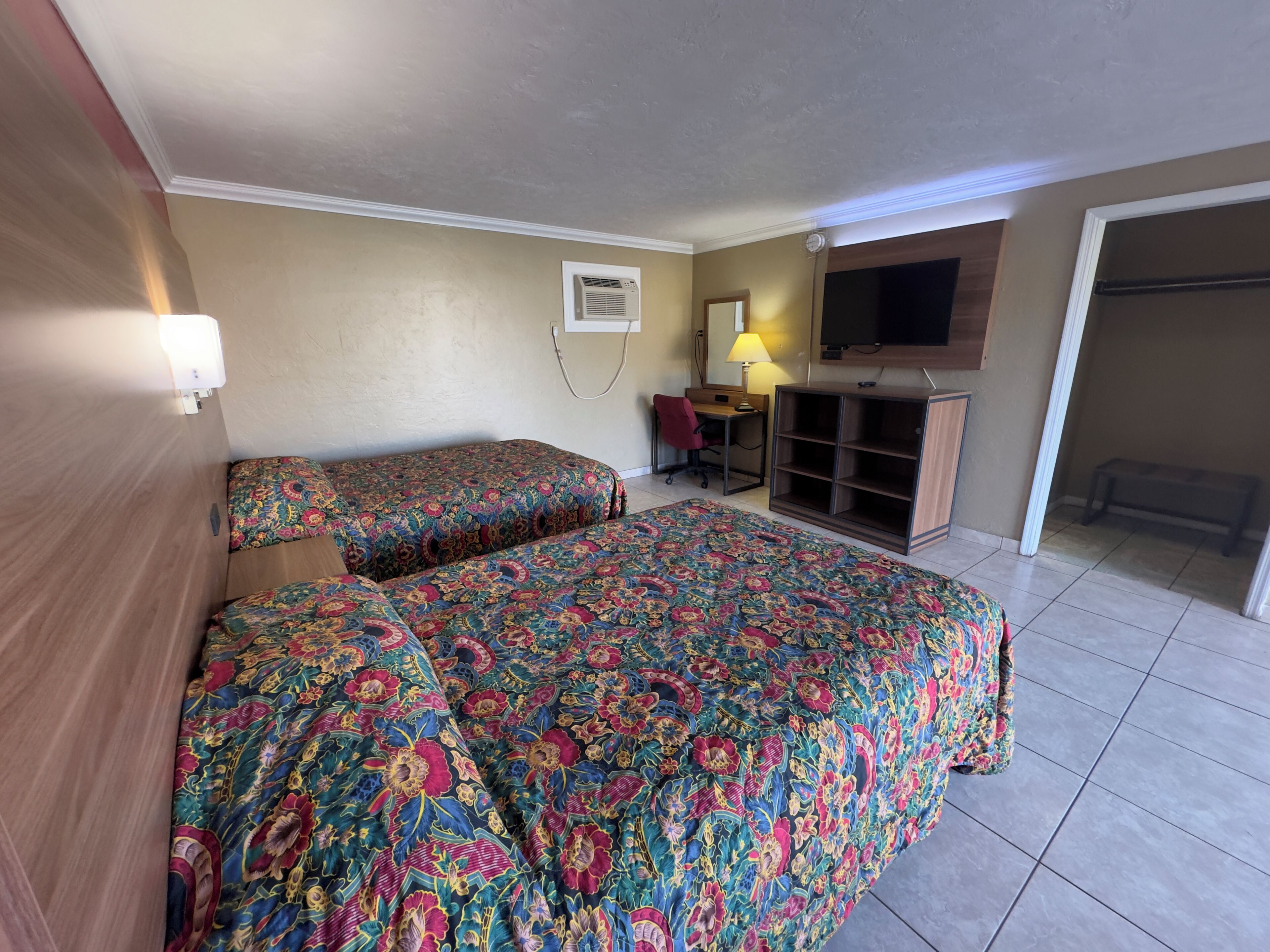 Rom – classic, 2 dobbeltsenger, ikke-røyk | Individuelt dekorert, individuelt innredet og skrivebord