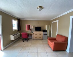 Quarto clássico, 2 camas de casal, para não fumantes | Individualmente decorados, individualmente mobiliados, escrivaninha