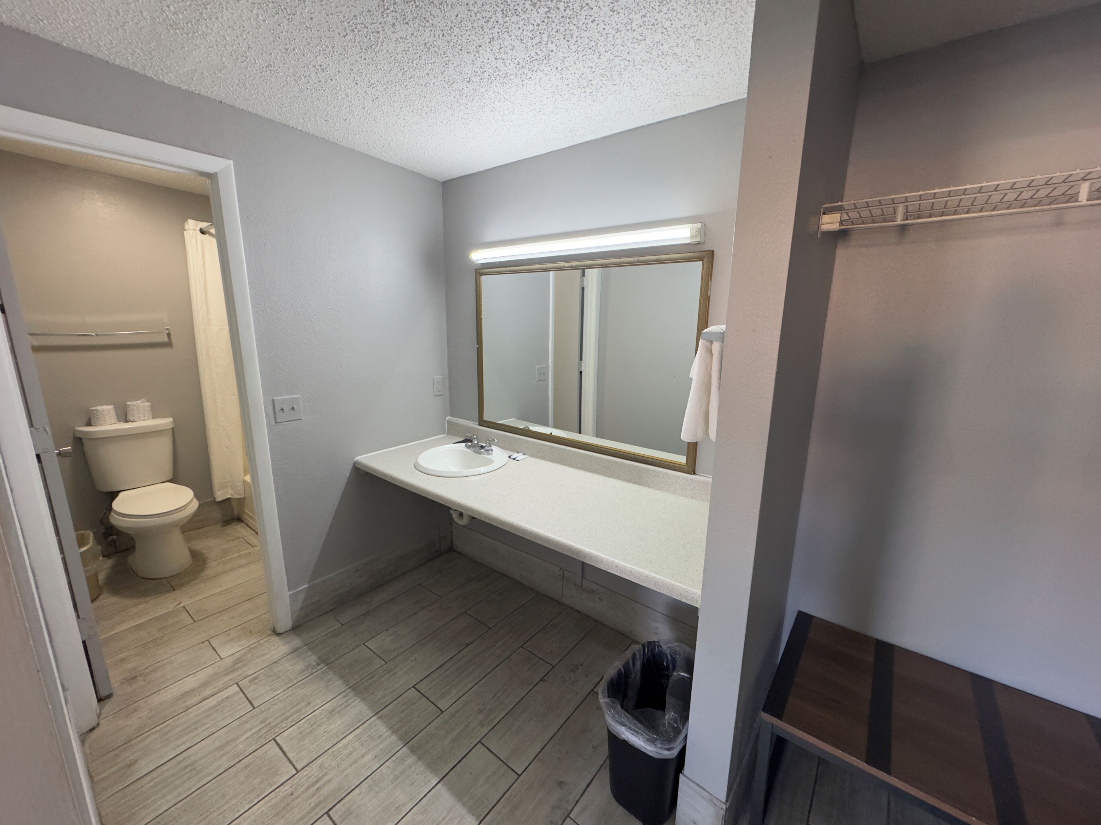 Classic Room, 1 King Bed, Non Smoking | Bathroom