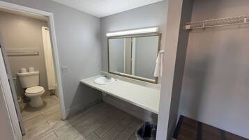 Classic Room, 1 King Bed, Non Smoking | Bathroom