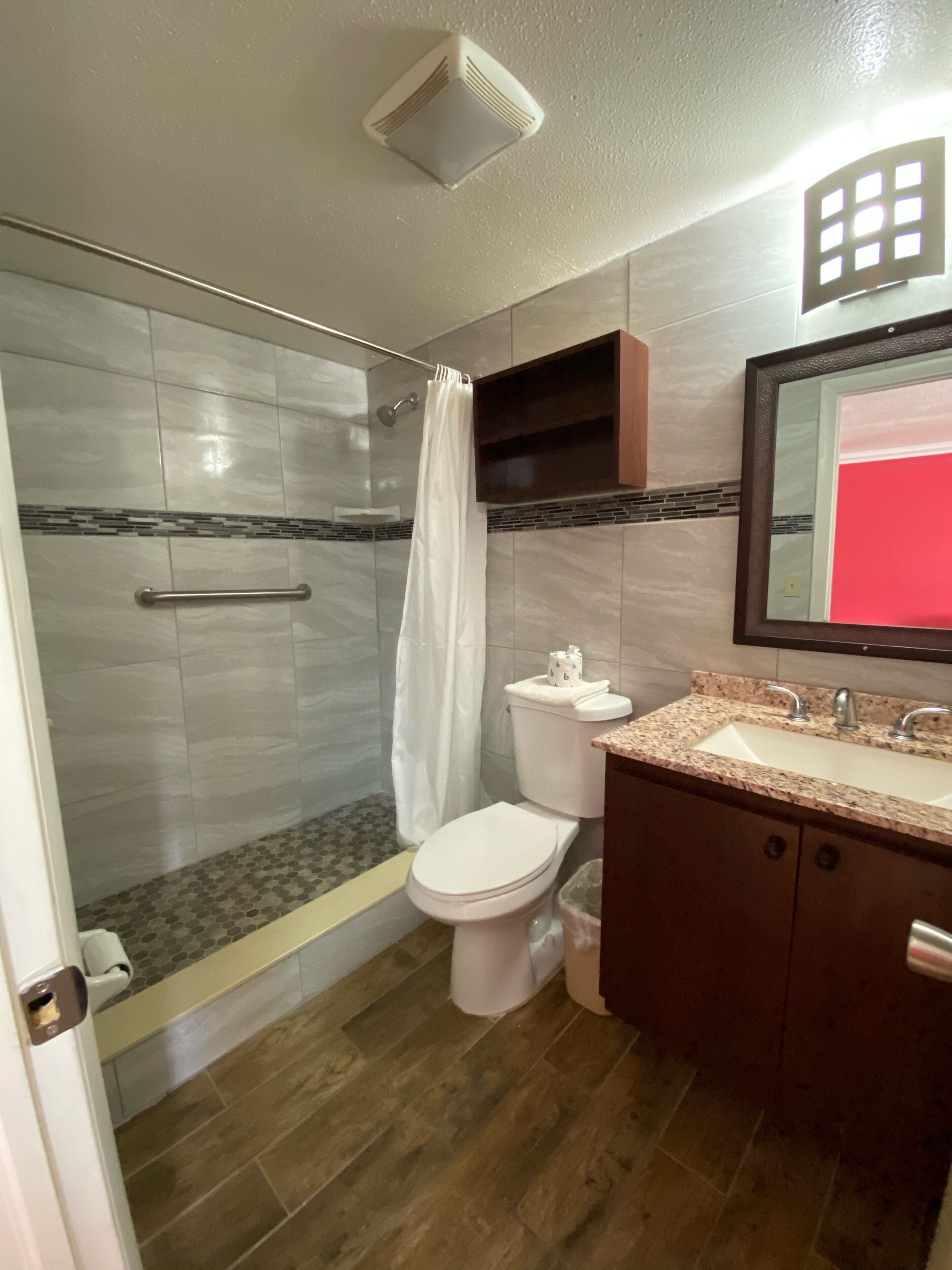 Kamar Single Basic | Kamar mandi | Handuk, sabun, sampo, dan tisu toilet