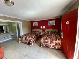 Quarto clássico, 2 camas de casal, para não fumantes | Individualmente decorados, individualmente mobiliados, escrivaninha