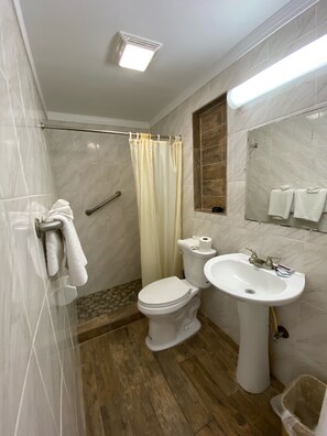 Håndklær, såpe, sjampo og toalettpapir