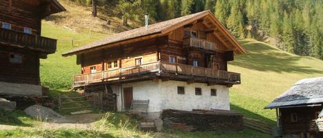 Vista frontal de la propiedad