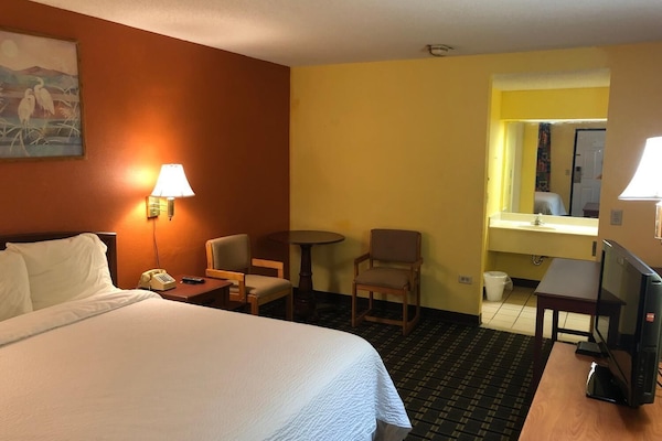 Room, 1 King Bed | Desk, laptop workspace, iron/ironing board, WiFi (free)