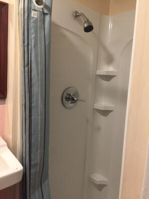 Towels, soap, shampoo, toilet paper - Ingleside Motel (Athens)