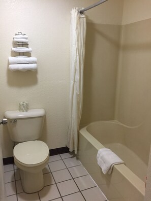 Pyyhkeet, saippua, sampoo, vessapaperi