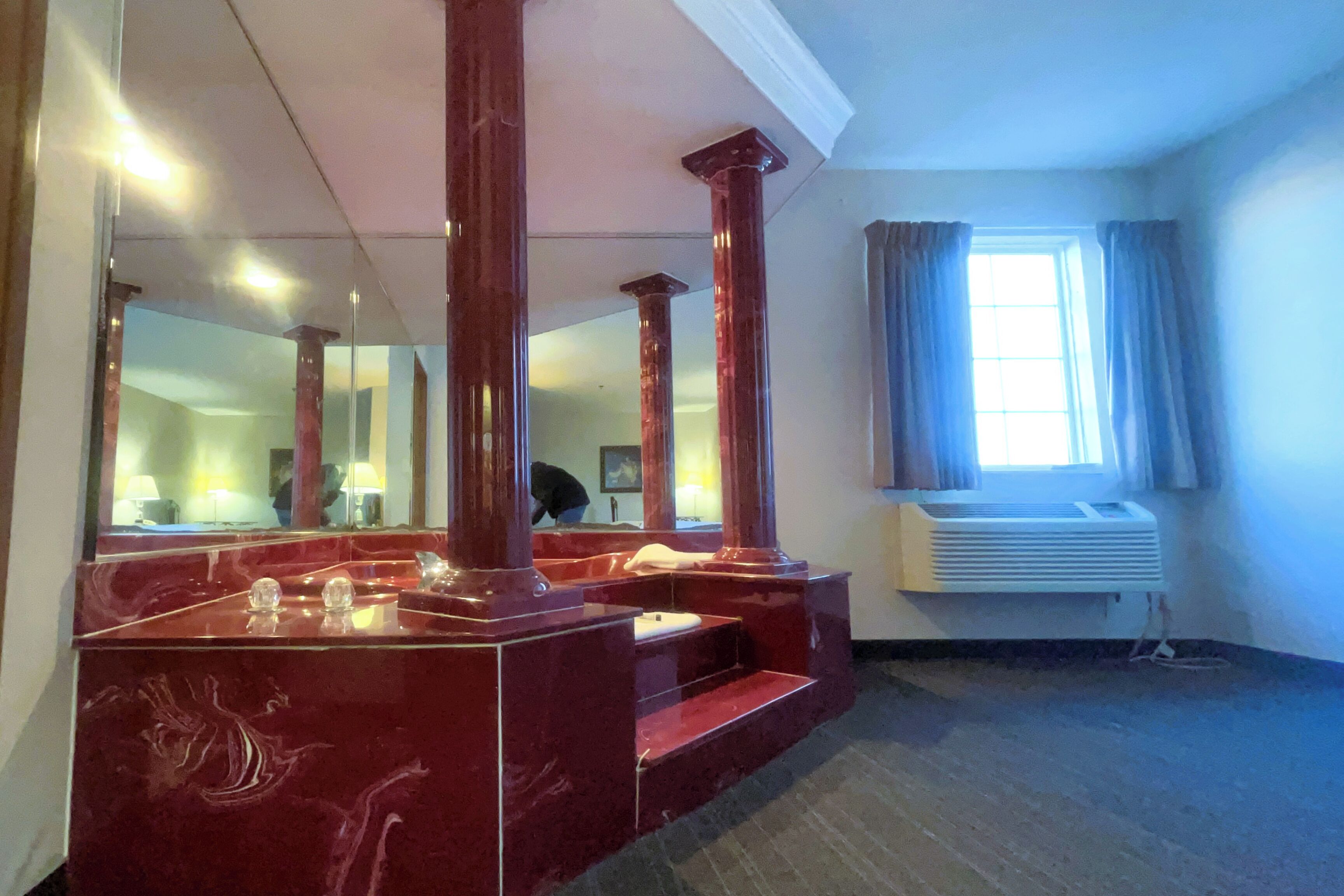 Room, 1 King Bed, Non Smoking, Jetted Tub | Jetted bathtub