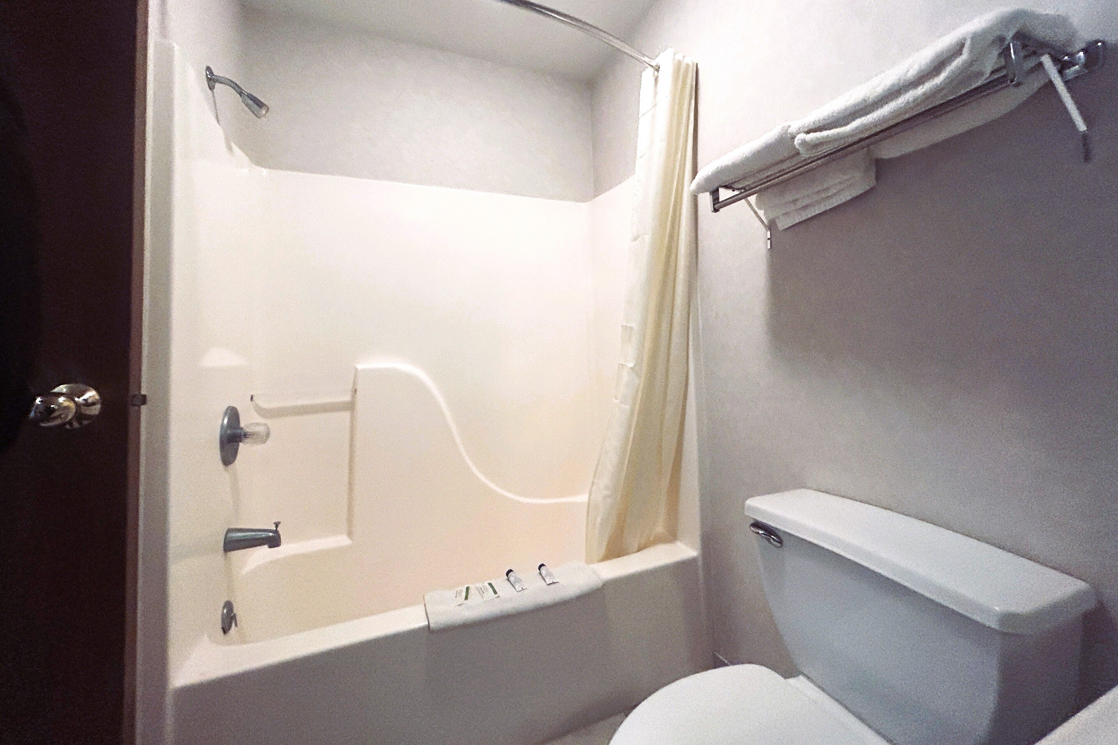 Kamer, 2 queensize bedden, niet-roken | Badkamer | Gratis toiletartikelen, een haardroger, handdoeken