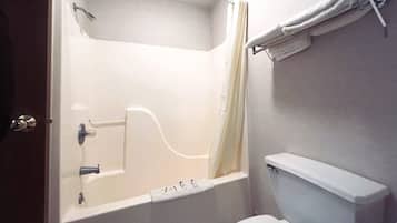 Kamer, 2 queensize bedden, niet-roken | Badkamer | Gratis toiletartikelen, een haardroger, handdoeken