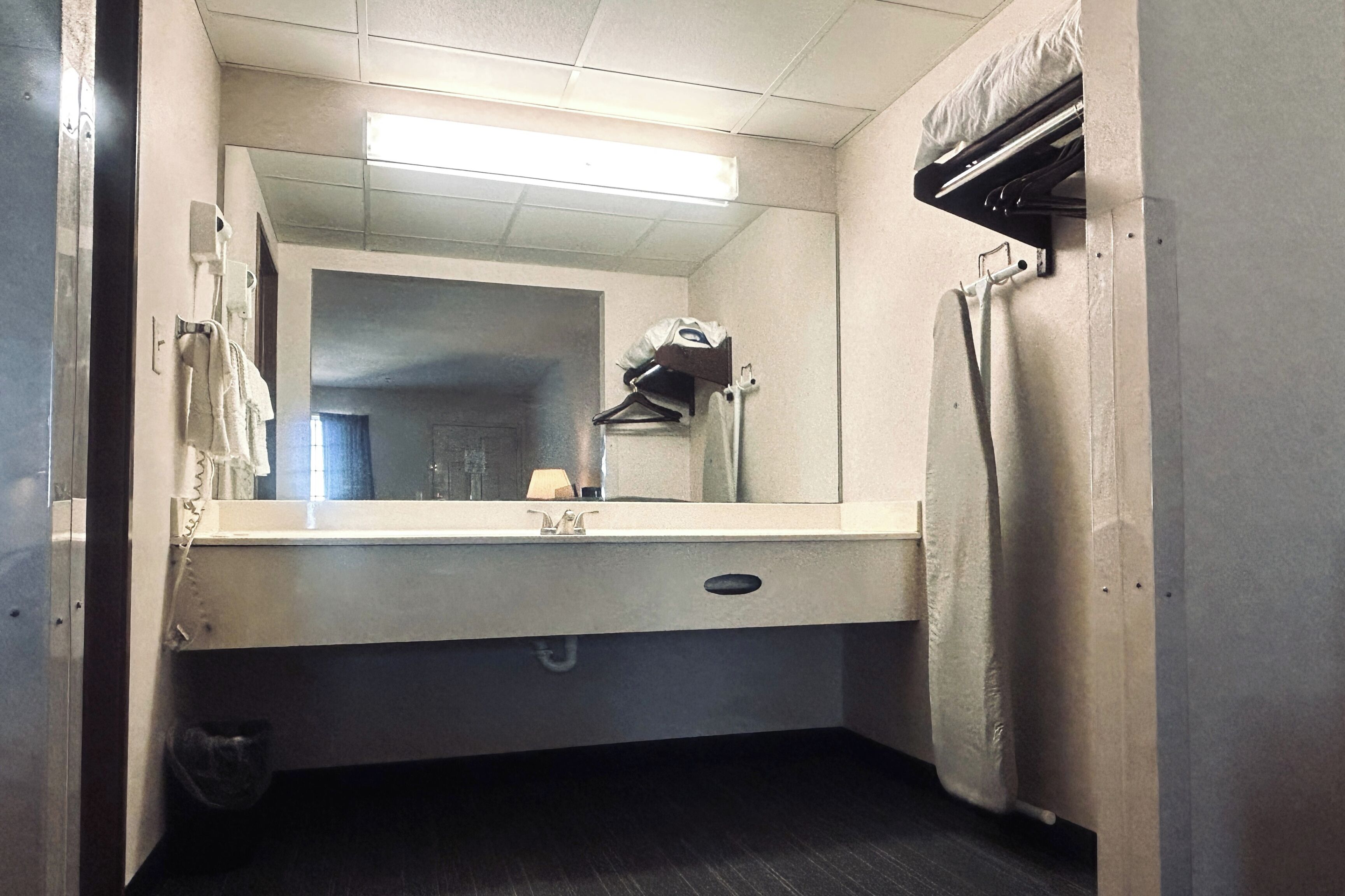 Room, 1 King Bed, Non Smoking | Bathroom | Free toiletries, hair dryer, towels