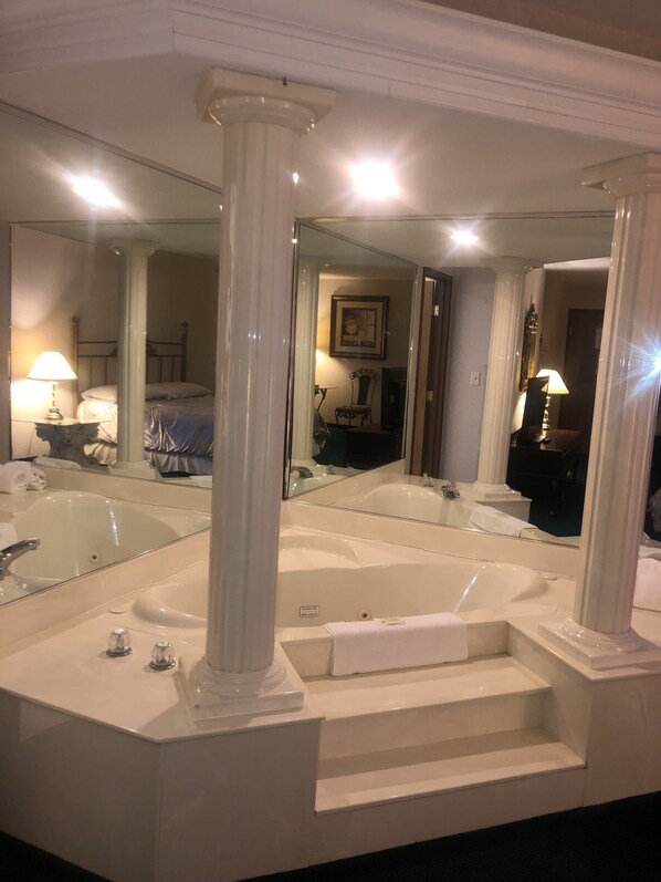 Suite, 1 King Bed, Non Smoking, Jetted Tub | Individually decorated, individually furnished, iron/ironing board