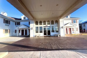 Property entrance - Osage Village Inn Near Lake Ozarks US 54 (Osage Beach)