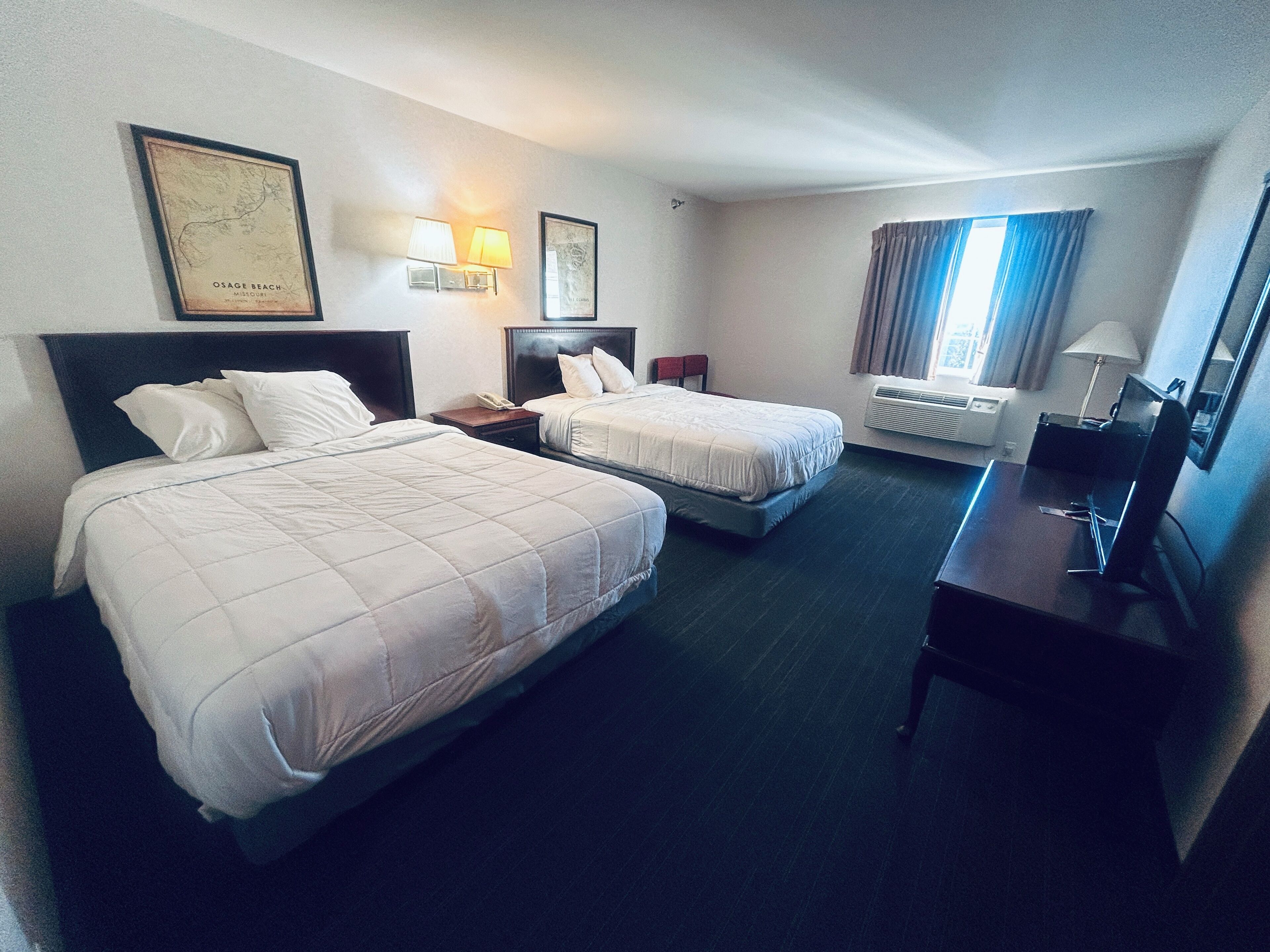 Rom, ikke-røyk (3 Queen Beds) | Strykejern/-brett, wi-fi (inkludert) og sengetøy